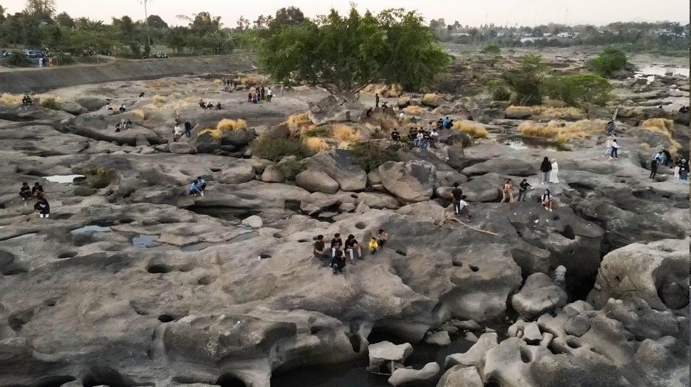 Dasar Sungai Jeneberang yang Biasanya Tertutup Air